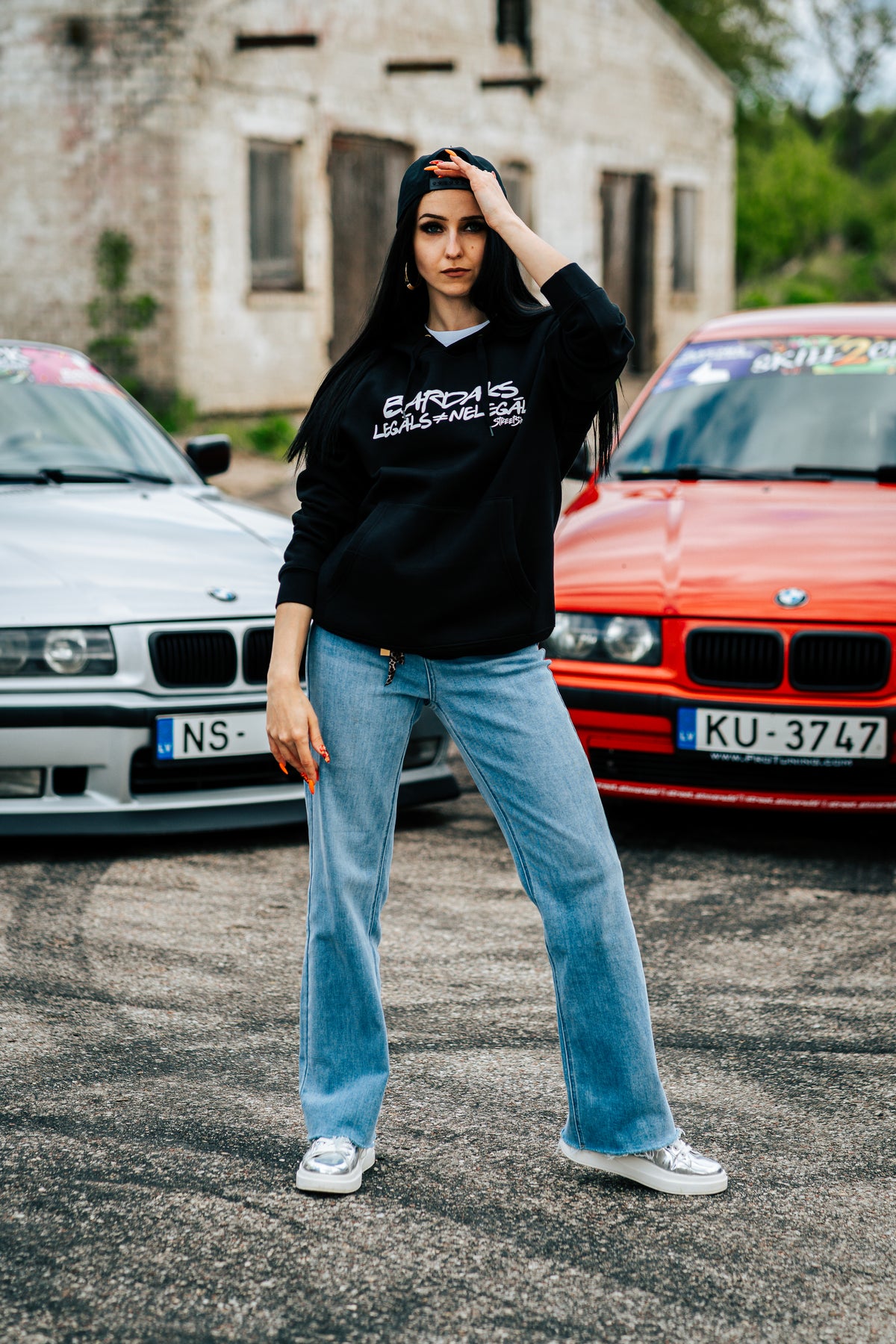 Bardaks legāls/nelegāls kapučjaka melna