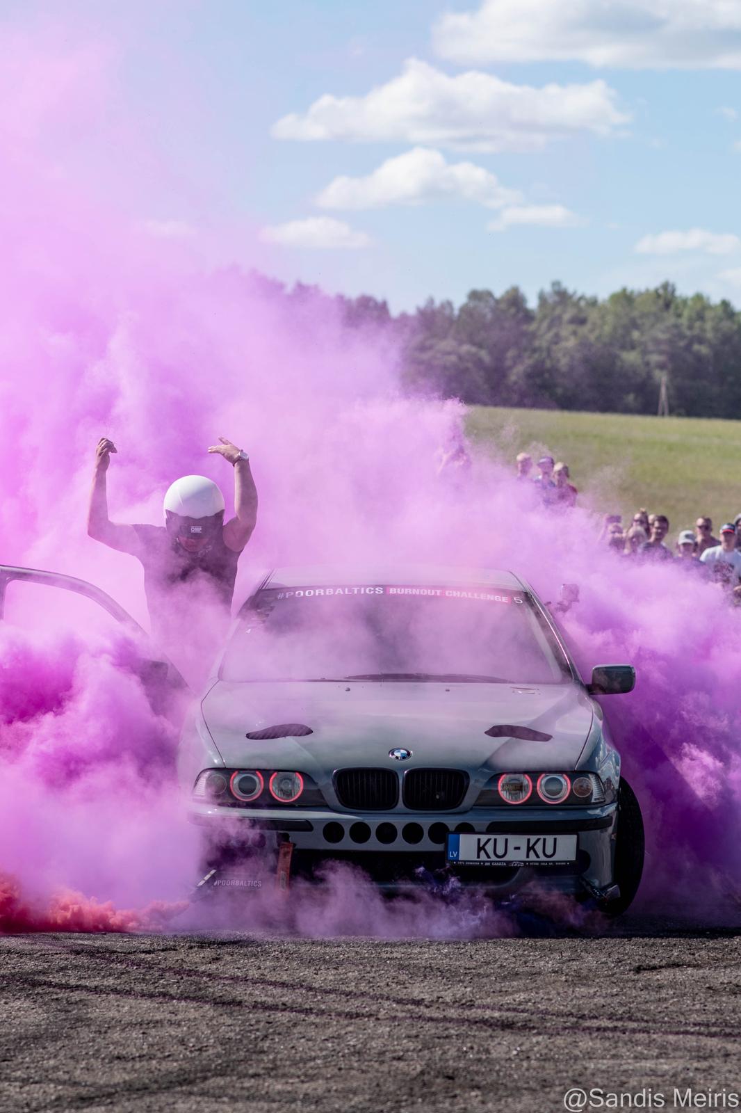 COLORED SMOKE TYRE PINK 225/45 R17